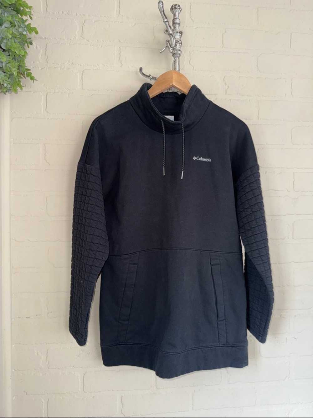 Columbia sweatshirt Black Pullover with Quilted Sleeve Detail